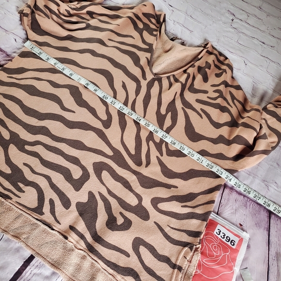 XCVI Animal Print Top Oversized Roomy Baggy Dolman Sleeve V-neck Pullover Large - Picture 10 of 12